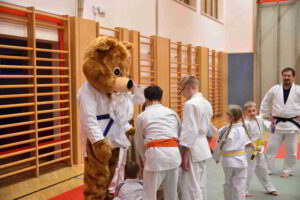 Galerie: Nikolaustraining mit Überraschungsbesuch: Kuma schaut vorbei!